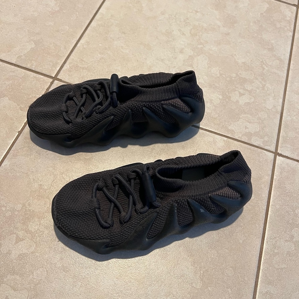 Yeezy 450 Kids 'Dark Slate' -
GY5369. Size 12k